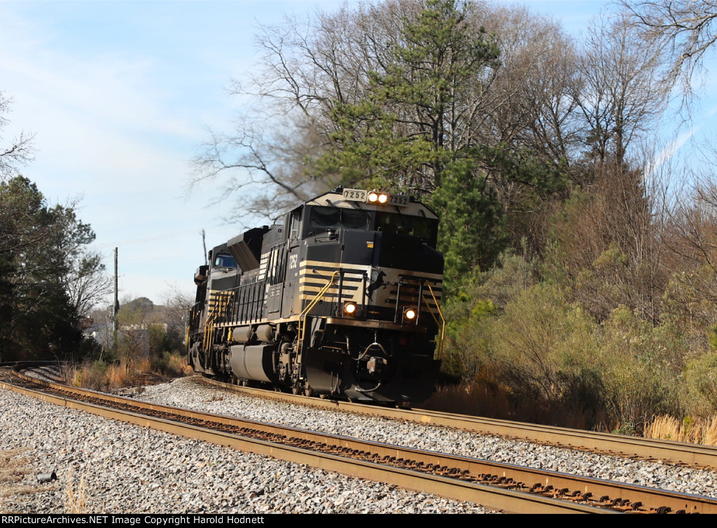 NS 7252 leads train 350 northbound